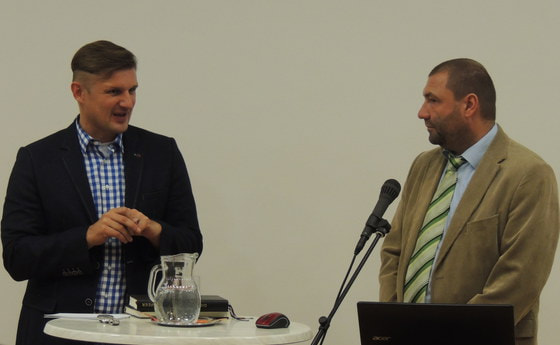 Referent Dr. Josef Keplinger (r.) mit dem Leiter des Katholischen Bildungswerks der Stadtpfarre Eferding, Christian Penn. © Max Neundlinger