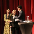 Innig verbunden: Schauspielerin Valerie Pachner, die im Film Franziska Jägerstätter verkörpert, und Jägerstätter-Tochter Maria Dammer (mit Andreas Schmoller, Leiter Jägerstätter Institut KU Linz).