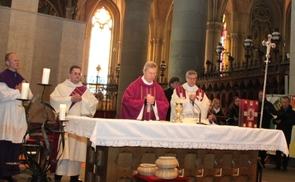 Feier bei der Jägerstätterstele im Linzer Mariendom zum 100. Geburtstag von Franziska Jägerstätter. © Diözese Linz
